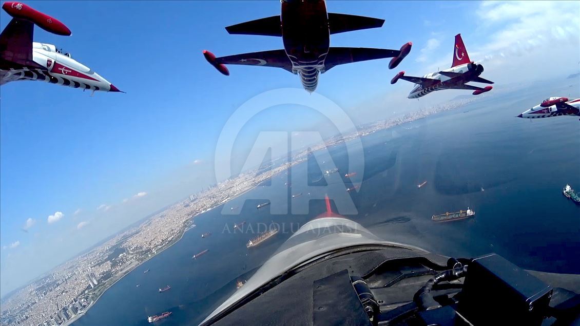 مشاهد مثيرة لإسطنبول من قمرة قيادة طائرات "النجوم التركية"