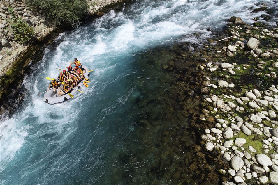 Köprüçay, adrenalin tutkunu turistlere rafting heyecanı yaşatıyor