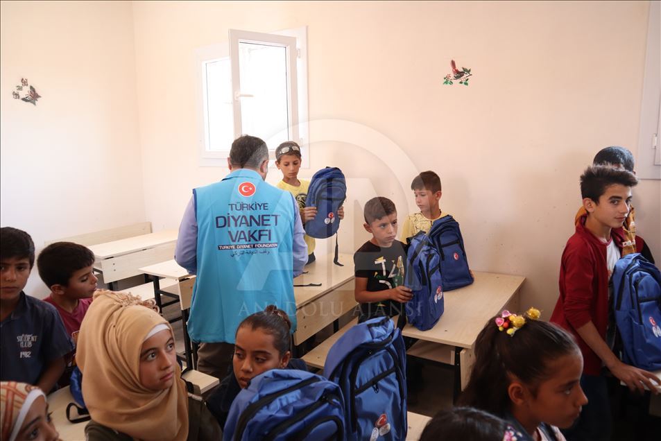 رئيس وقف الديانة التركي يفتتح مدرستين في أعزاز السورية
