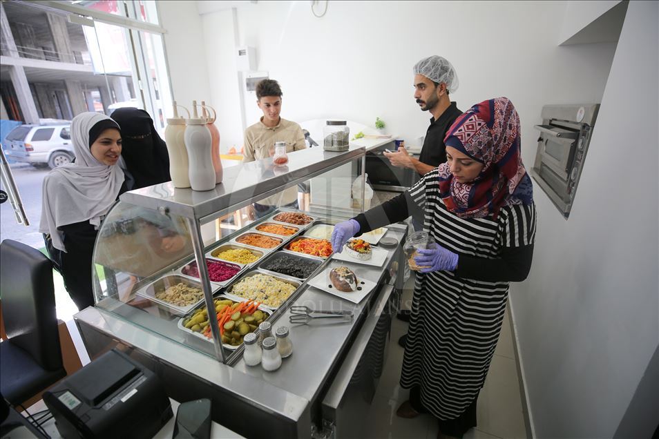 وجبة "كومبير" التركية تلقى رواجا بغزة على يد شابة فلسطينية