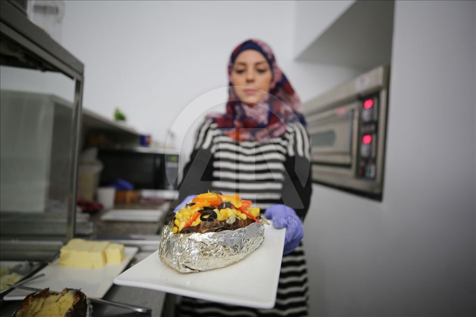 وجبة "كومبير" التركية تلقى رواجا بغزة على يد شابة فلسطينية