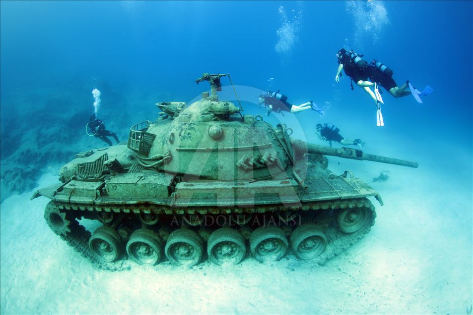 Akdeniz'in derinliklerindeki tank ilgi görüyor