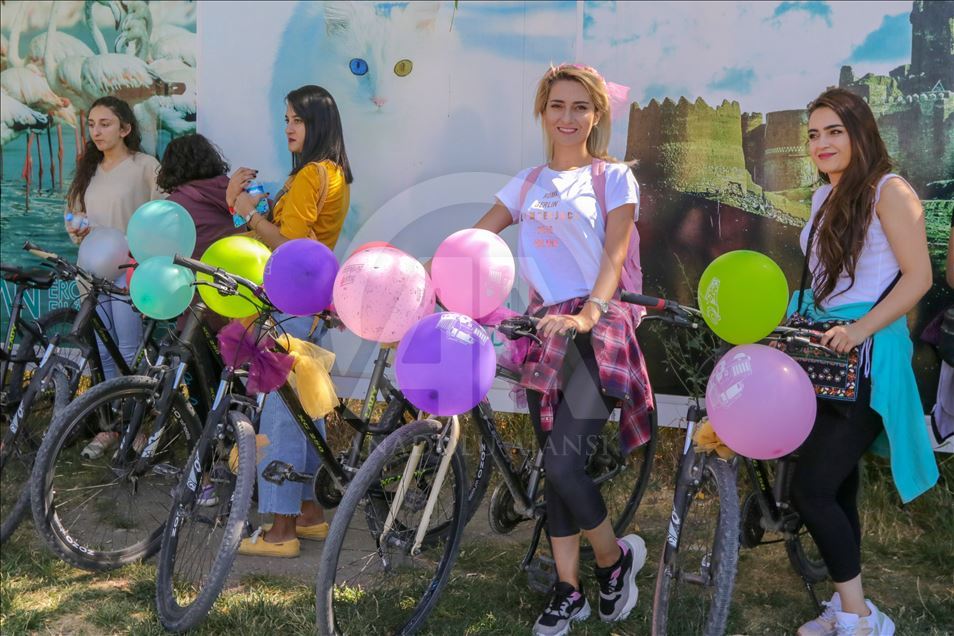 Van'da kadınlar süsledikleri bisikletlerle şehir turu attı