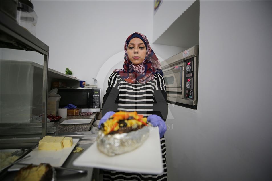 وجبة "كومبير" التركية تلقى رواجا بغزة على يد شابة فلسطينية