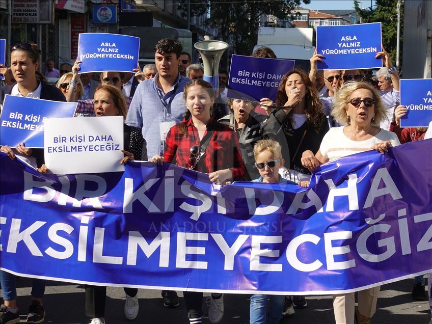 زنان ترکیه برای اعلام همبستگی با «دختر آبی» به میدان رفتند
