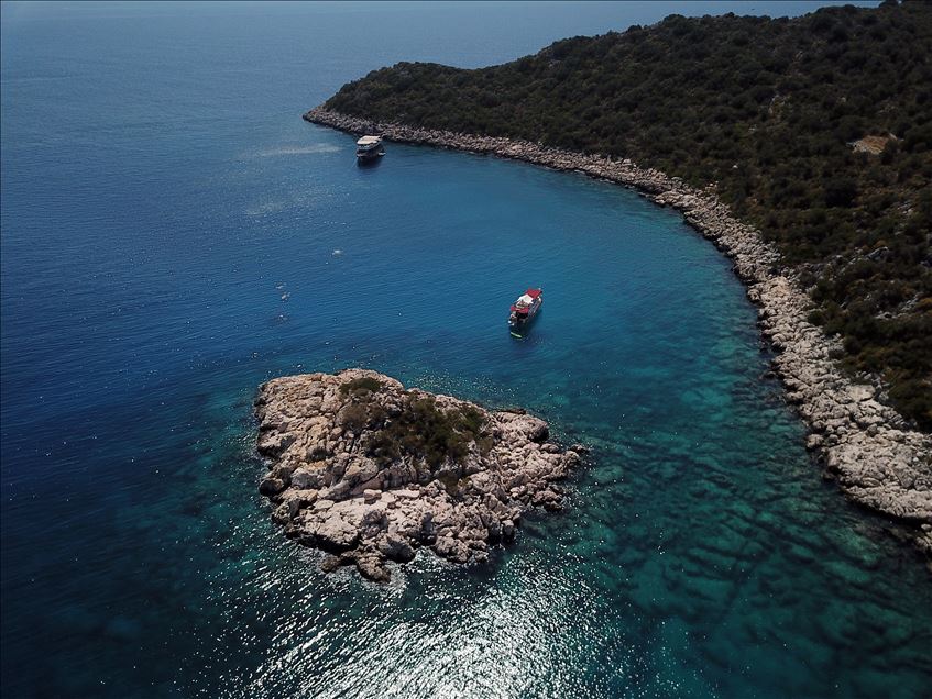 Underwater tank in Turkey coast attracts eyes