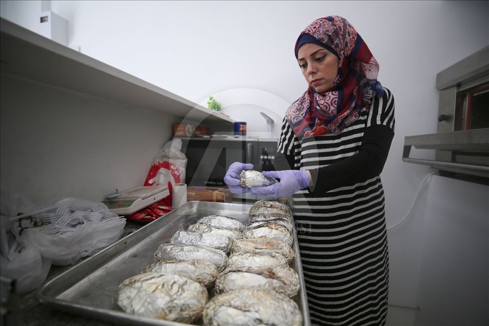 وجبة "كومبير" التركية تلقى رواجا بغزة على يد شابة فلسطينية