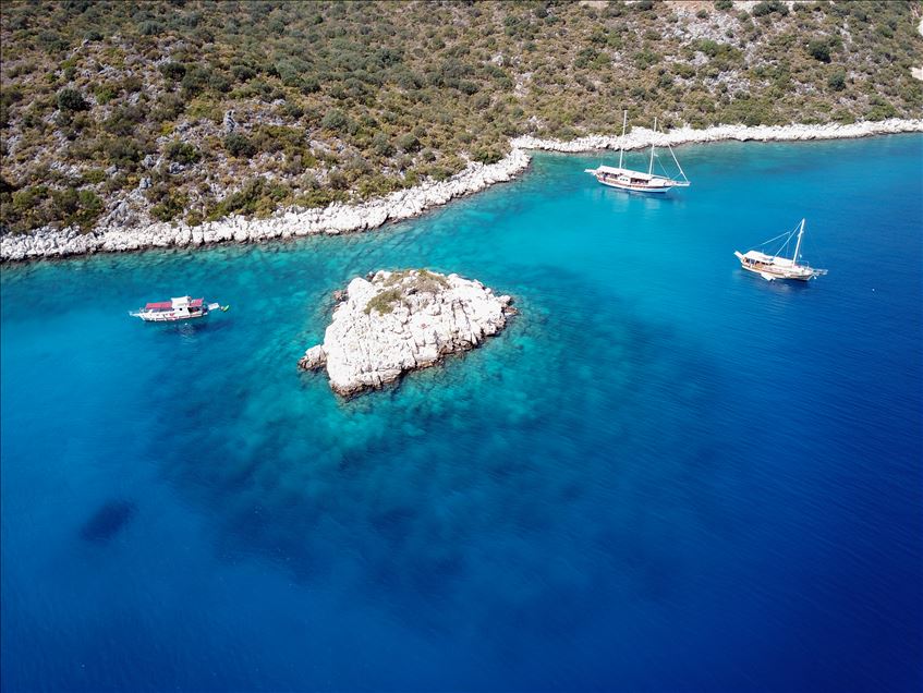 Underwater tank in Turkey coast attracts eyes