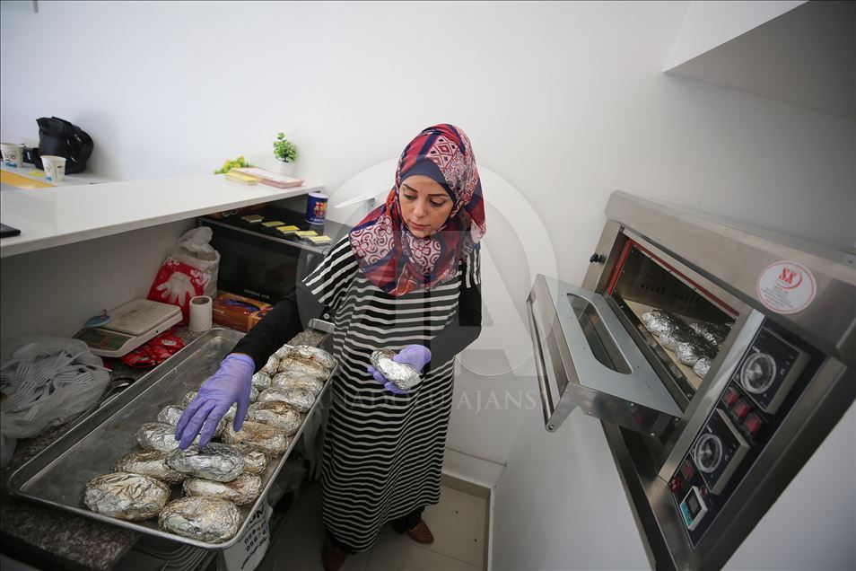 وجبة "كومبير" التركية تلقى رواجا بغزة على يد شابة فلسطينية