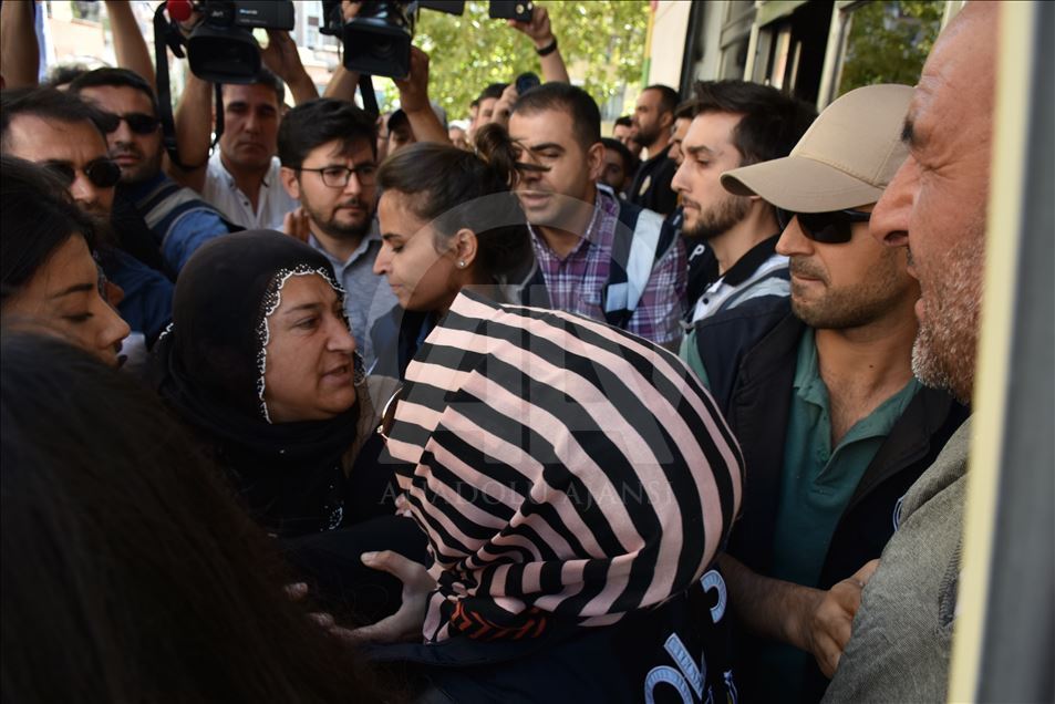 Oturma eylemi yapan Diyarbakır annelerinden HDP'lilere tepki 