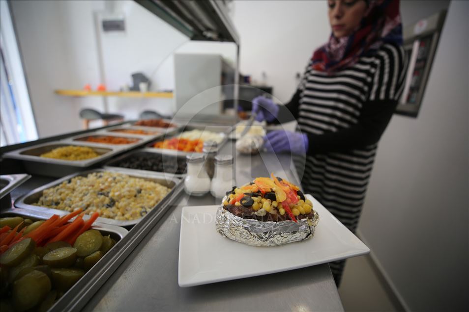 وجبة "كومبير" التركية تلقى رواجا بغزة على يد شابة فلسطينية