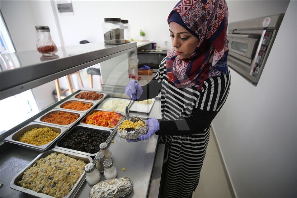 وجبة "كومبير" التركية تلقى رواجا بغزة على يد شابة فلسطينية