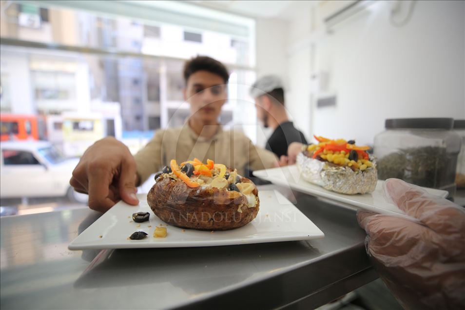 وجبة "كومبير" التركية تلقى رواجا بغزة على يد شابة فلسطينية