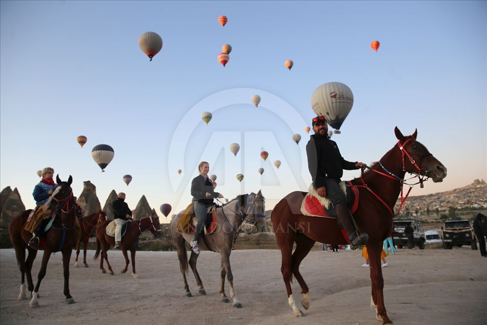 Hasta matrimonios se celebran en los globos aerostáticos de Capadocia