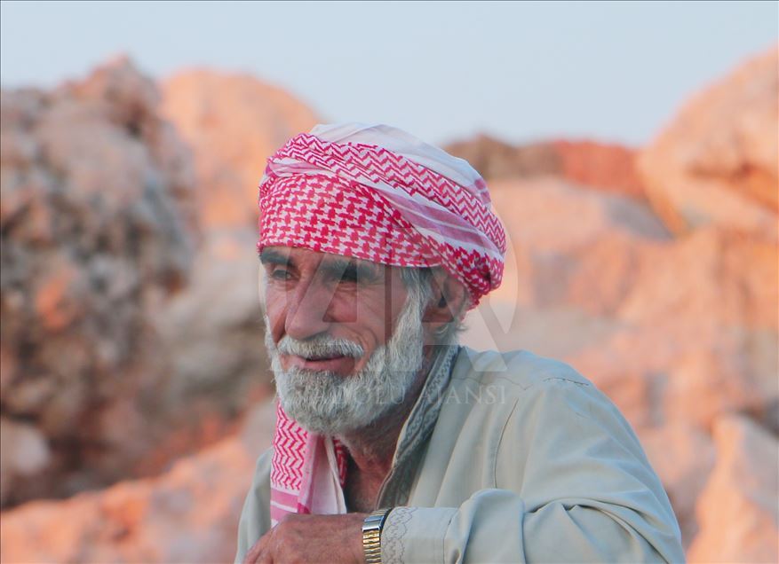 Sûriyeyiyê 72 salî keviran dişikîne û pê debara xwe dike