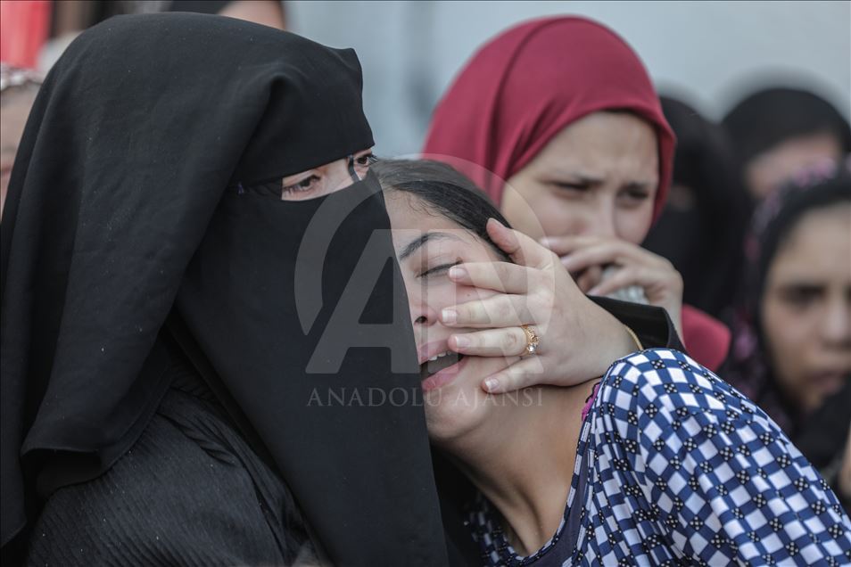 المئات يشيعون فلسطيني قتلته إسرائيل قرب حدود غزة