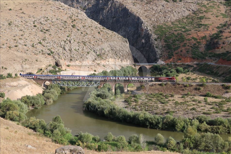 Anadolu'nun, tarihin izlerini taşıyan asırlık köprüleri