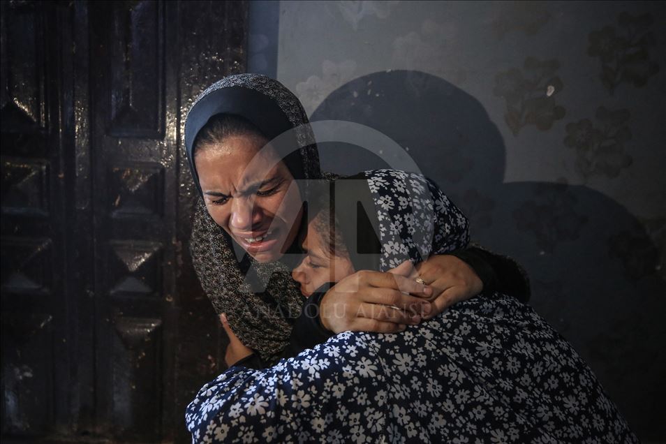 المئات يشيعون فلسطيني قتلته إسرائيل قرب حدود غزة