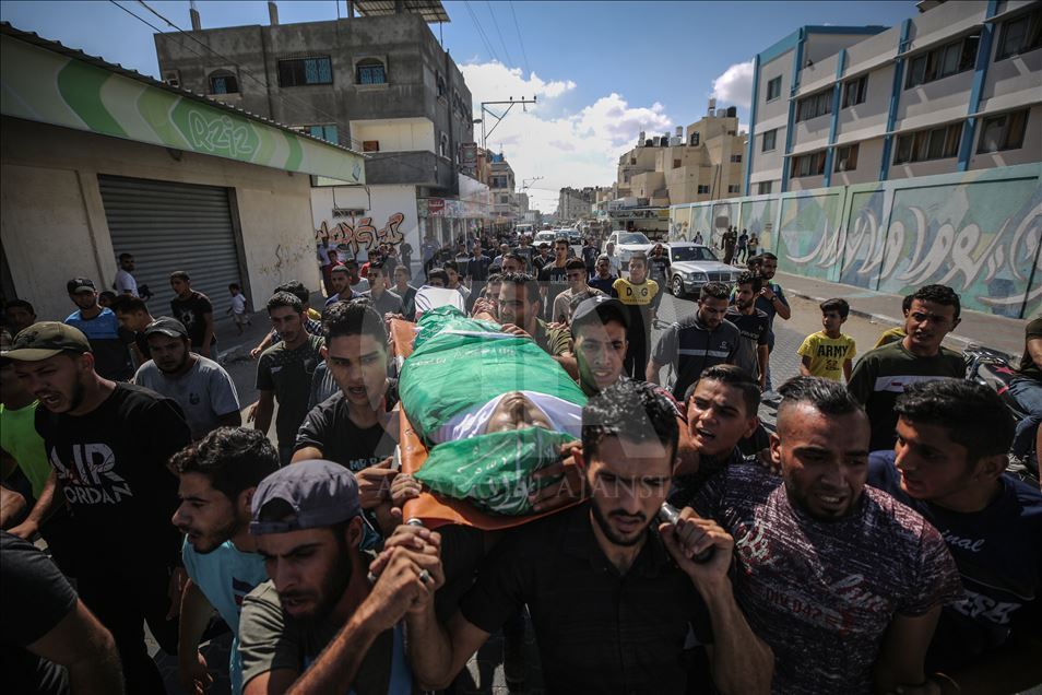 المئات يشيعون فلسطيني قتلته إسرائيل قرب حدود غزة