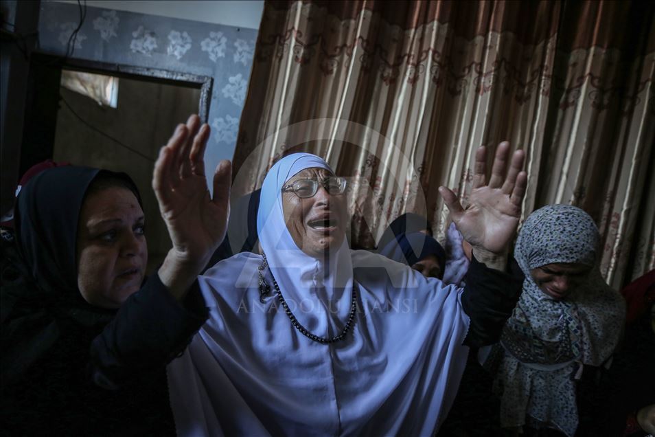 المئات يشيعون فلسطيني قتلته إسرائيل قرب حدود غزة