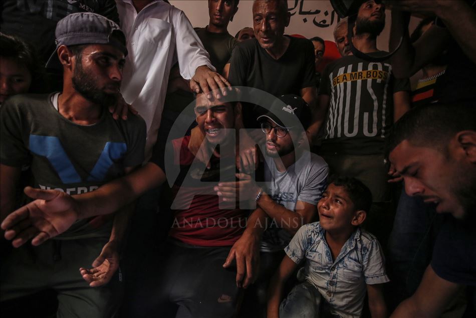 المئات يشيعون فلسطيني قتلته إسرائيل قرب حدود غزة