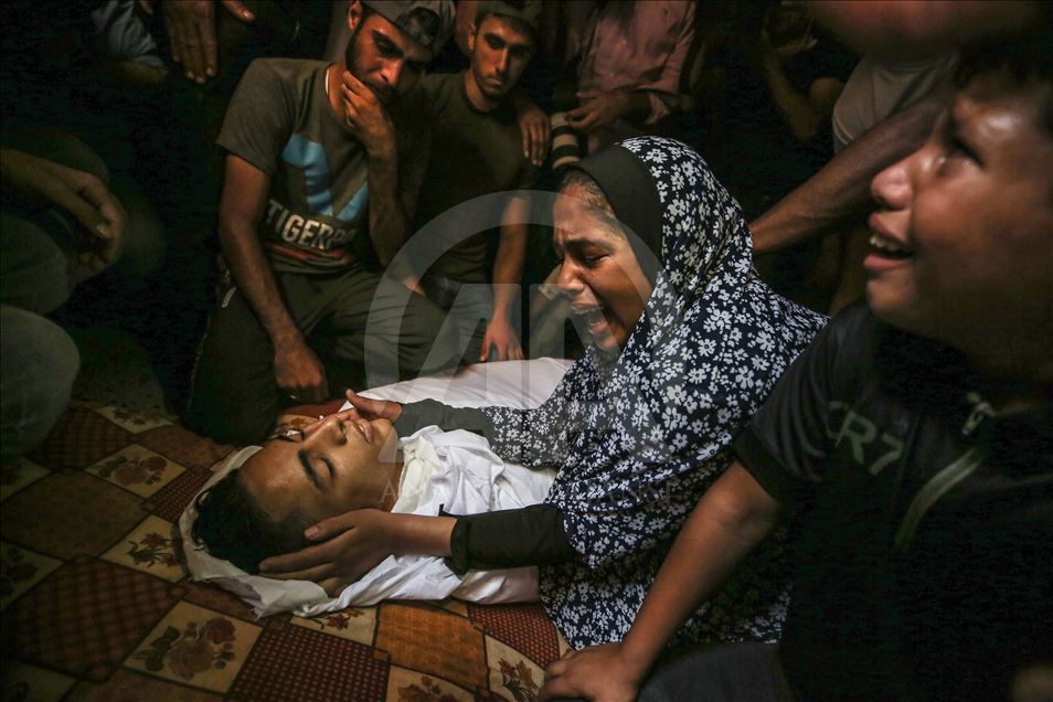 المئات يشيعون فلسطيني قتلته إسرائيل قرب حدود غزة
