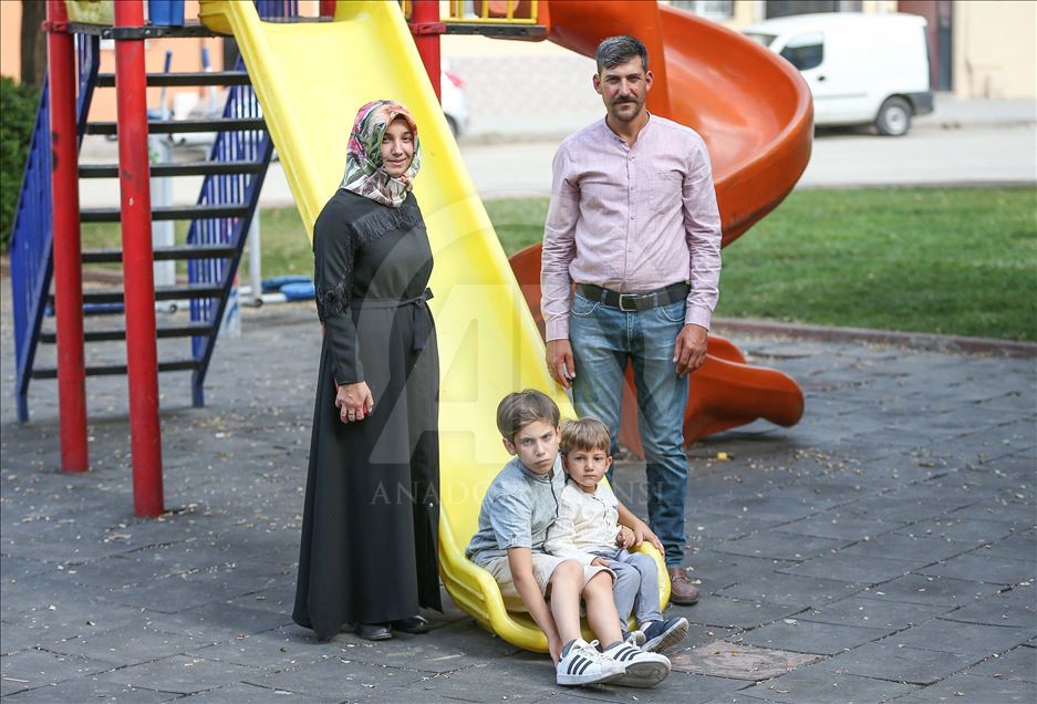 Turquía: Hermanos con raro color de ojos llaman la atención