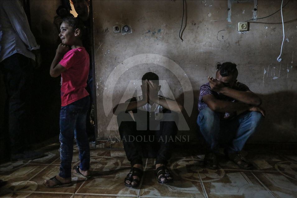 المئات يشيعون فلسطيني قتلته إسرائيل قرب حدود غزة