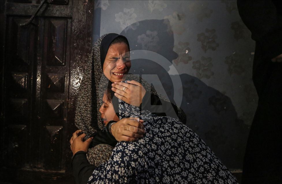 المئات يشيعون فلسطيني قتلته إسرائيل قرب حدود غزة