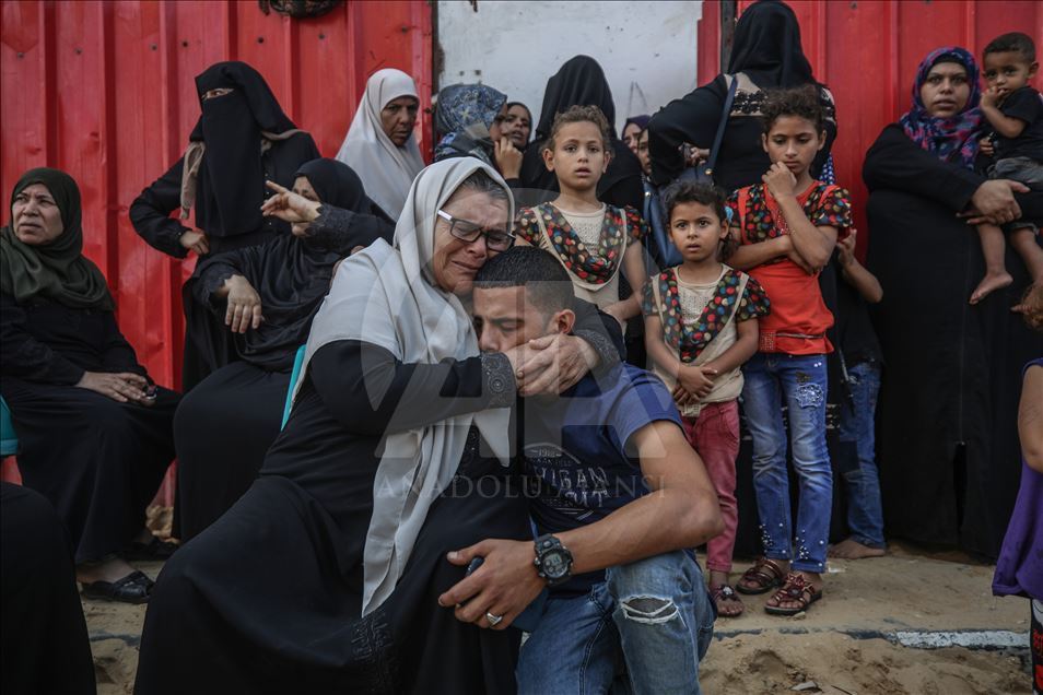 المئات يشيعون فلسطيني قتلته إسرائيل قرب حدود غزة