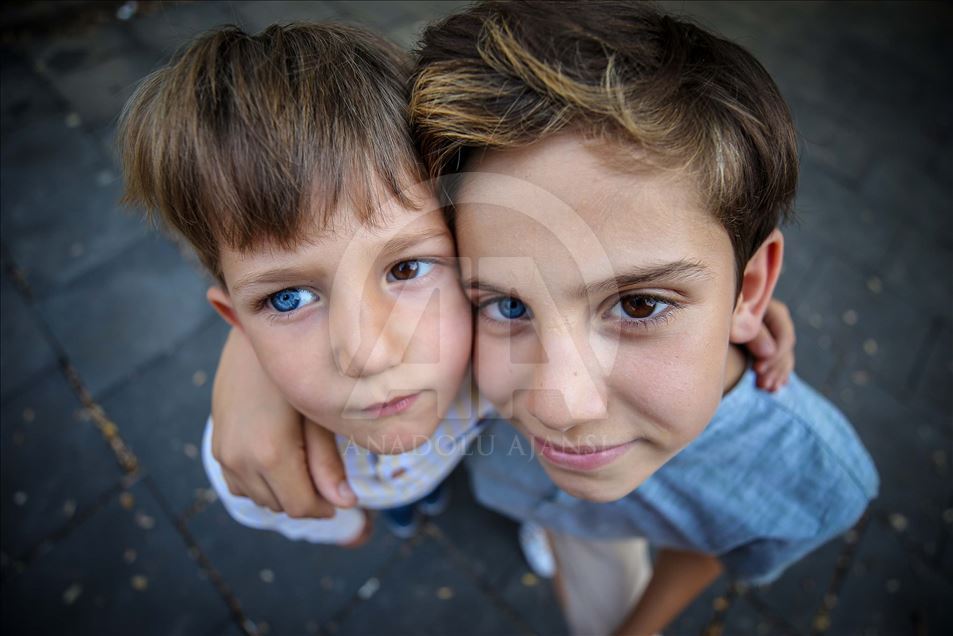 Turquía: Hermanos con raro color de ojos llaman la atención