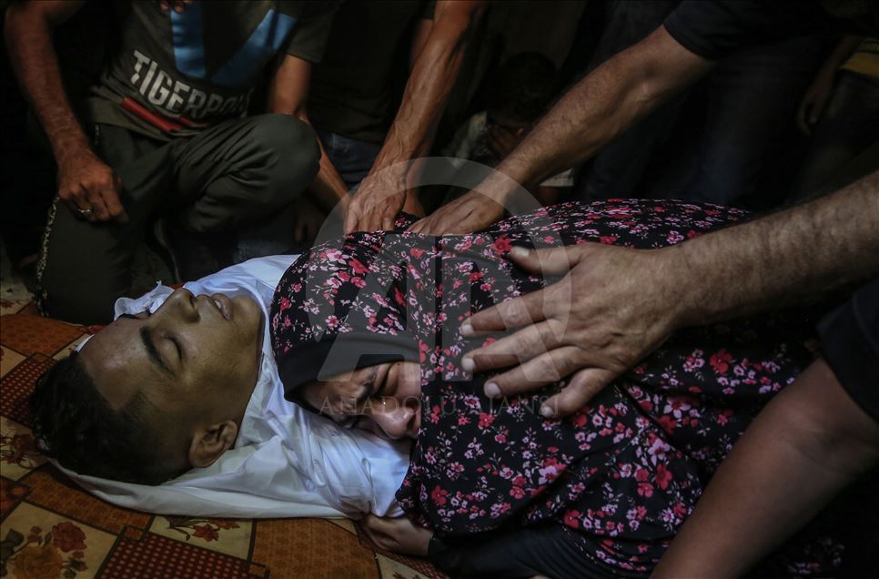 المئات يشيعون فلسطيني قتلته إسرائيل قرب حدود غزة