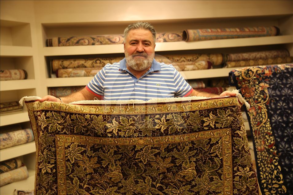 "Altın parmaklar"ın dokuduğu ipek halılara turist ilgisi
