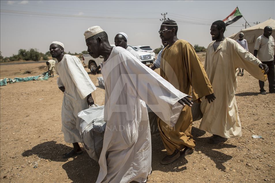 Sudan'da sel mağduru ailelere çadır yardımı
