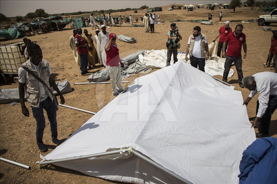 Sudan'da sel mağduru ailelere çadır yardımı