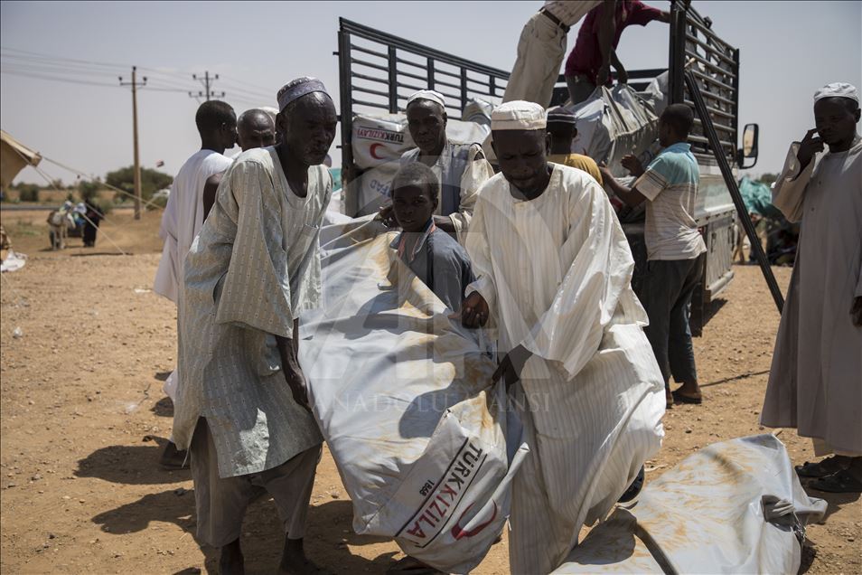 Sudan'da sel mağduru ailelere çadır yardımı