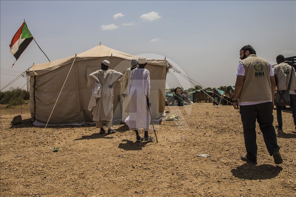 Sudan'da sel mağduru ailelere çadır yardımı
