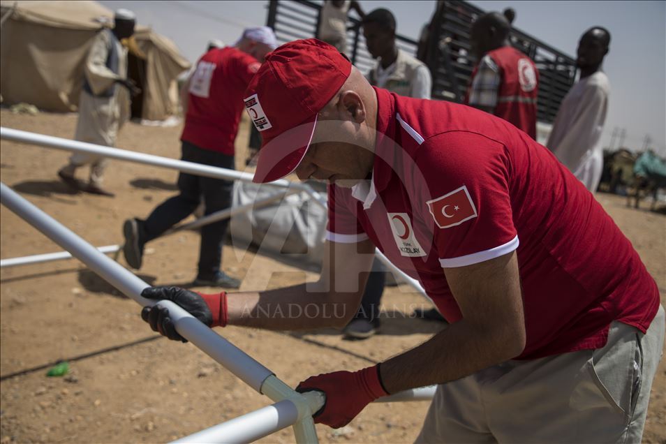 Sudan'da sel mağduru ailelere çadır yardımı