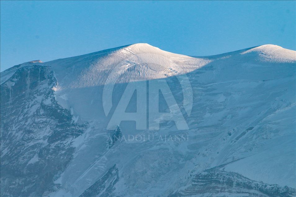 له لووتكهی چیای ئاگری زستانه و له قهدپاڵهكانیشی پاییز