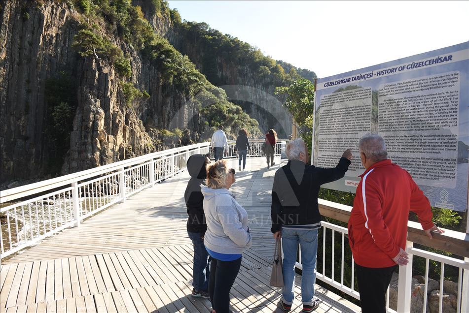 Shtyllat e rralla nga bazalti bëhen atraksion turistik në Turqi