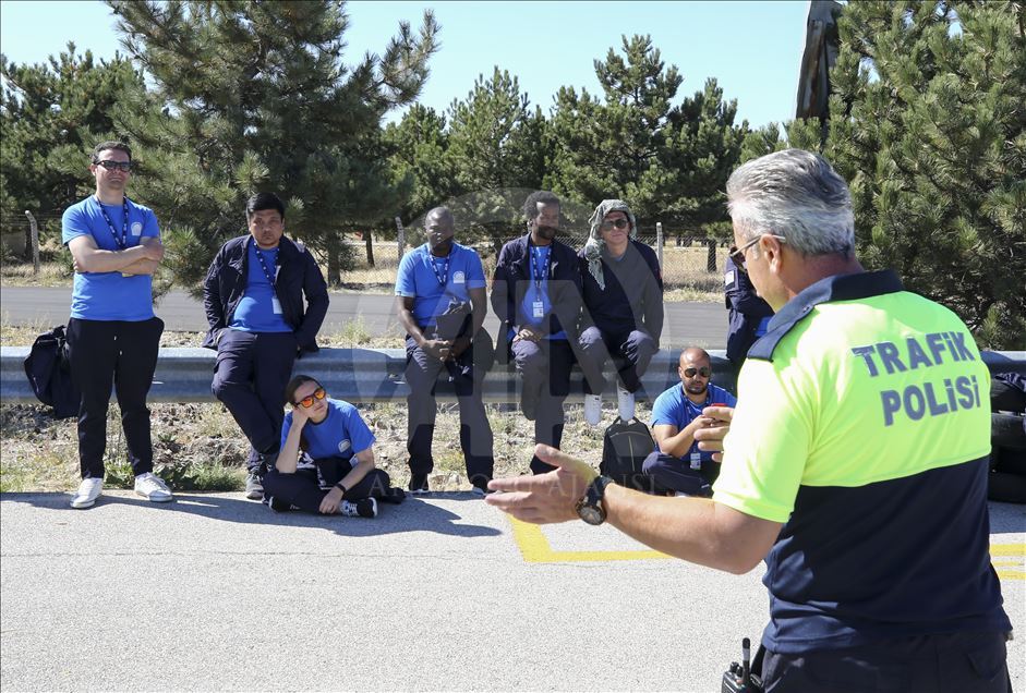 International journalists acquire war safety skills