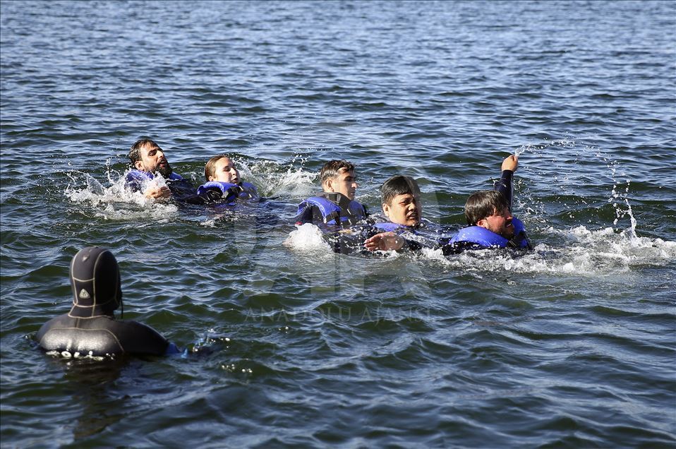 International journalists acquire war safety skills