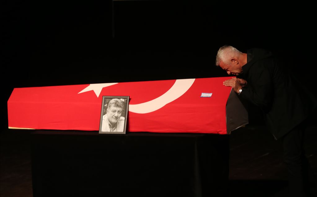 Usta oyuncu Tarık Ünlüoğlu son yolculuğuna uğurlanıyor
