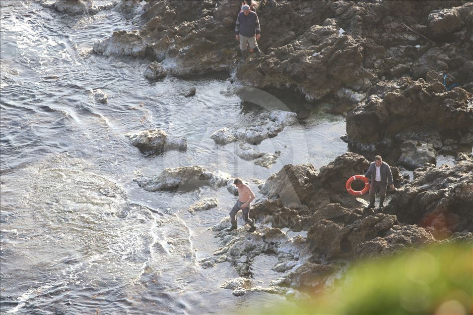 Kayalıklarda mahsur kalan balıkçılar kurtarıldı
