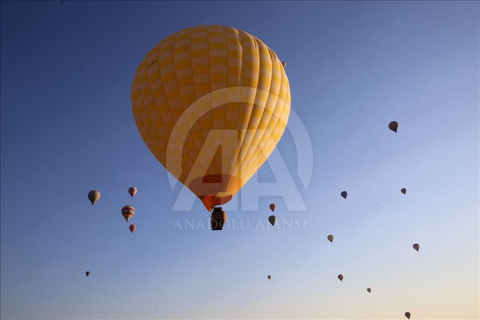 GRAPHIQUE - De janvier à septembre, 437 516 touristes ont survolé la Cappadoce en montgolfière

