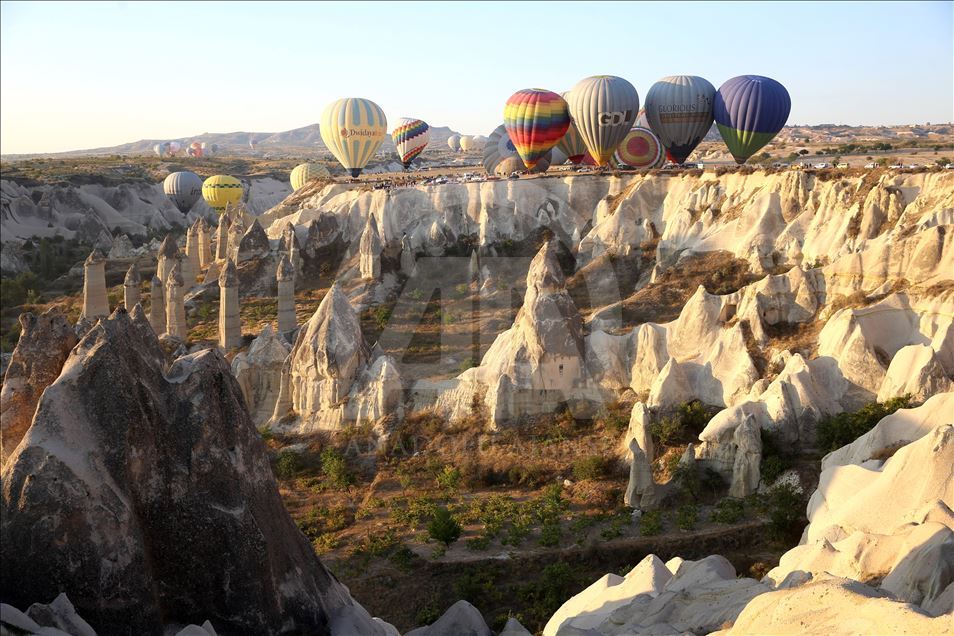 GRAPHIQUE - De janvier à septembre, 437 516 touristes ont survolé la Cappadoce en montgolfière
