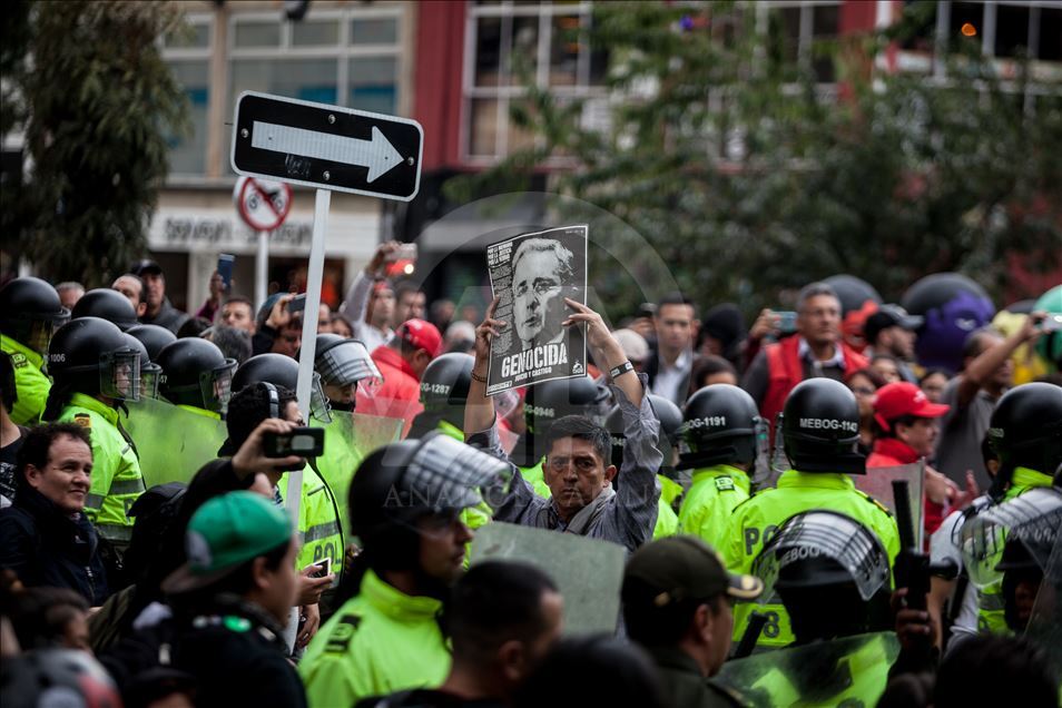 Protesta contra el expresidente colombiano Álvaro Uribe Vélez 