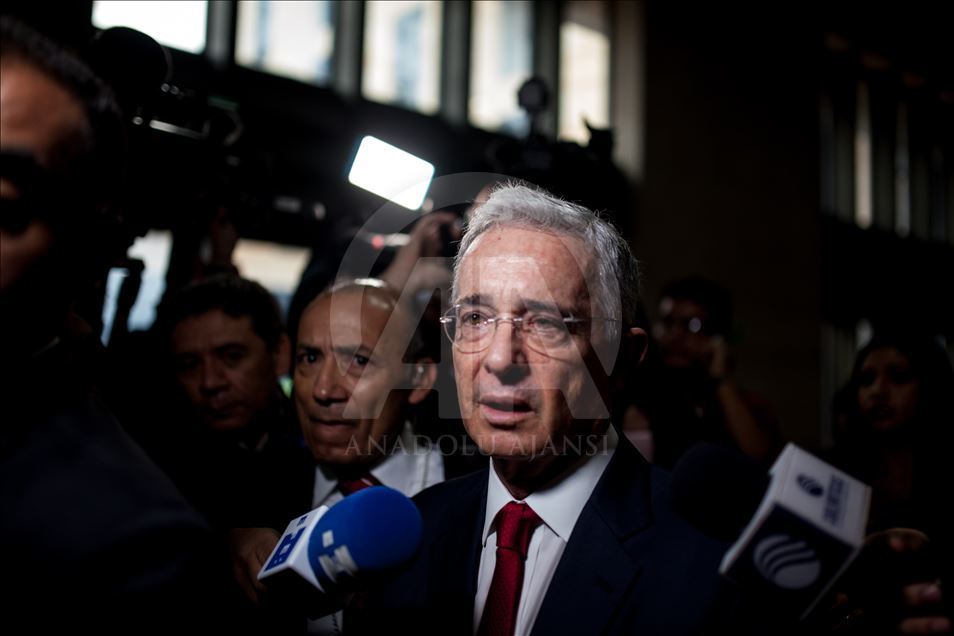 El expresidente colombiano Álvaro Uribe llega para testificar ante la Corte Suprema