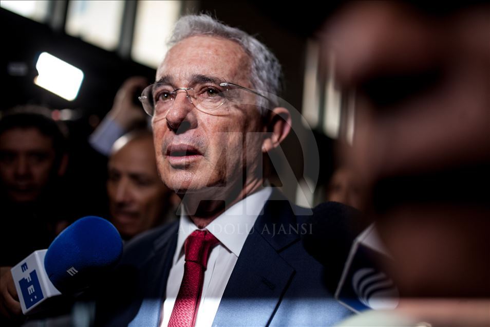 El expresidente colombiano Álvaro Uribe llega para testificar ante la Corte Suprema