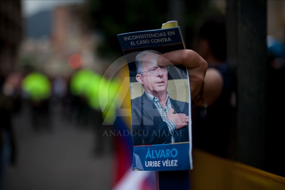 Kolombiya eski Devlet Başkanı Alvaro Uribe  hakim karşısında